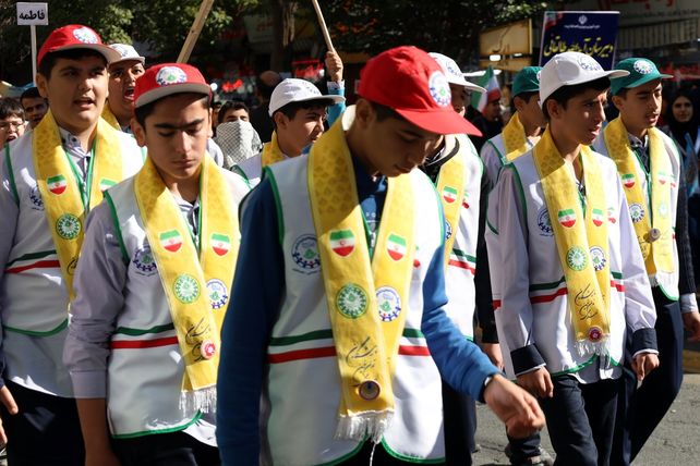 حضور پیشتازان سازمان دانش‌آموزی آذربایجان غربی در راهپیمایی 13 آبان