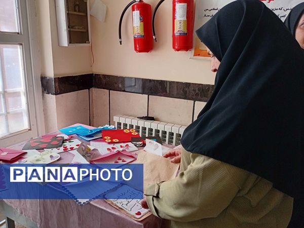ساخت کارت پستال در هفته سلامت‌روان توسط دانش‌آموزان مدرسه مادرمهربان خلیل‌آباد