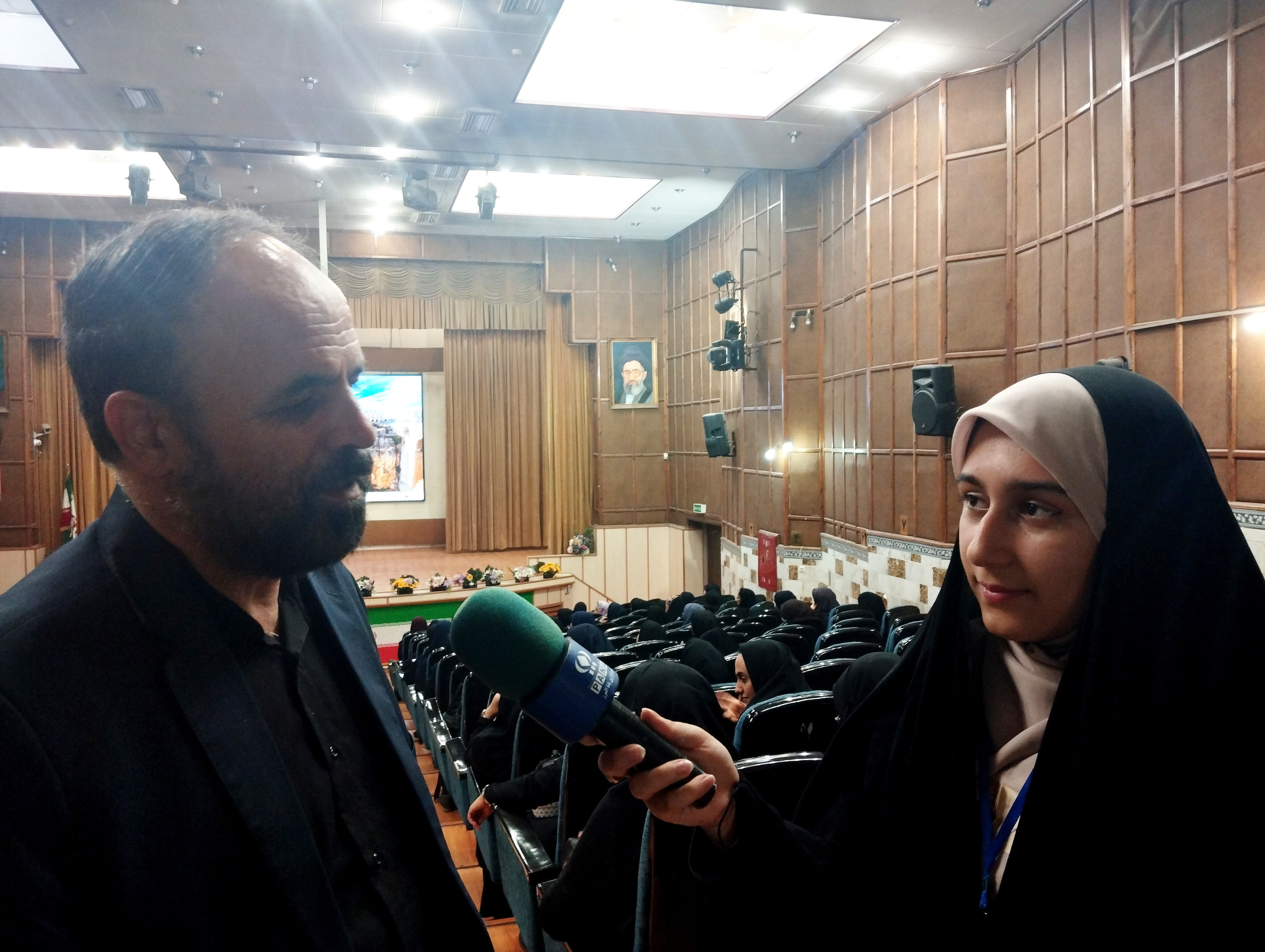 درصدد سازماندهی فرآیند یاددهی و یادگیری با نگاه مشاوره‌ای هستیم