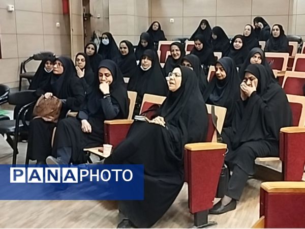 اولین گردهمایی دبیران و مدرسین درس تفکر و زندگی در کانون فارابی 