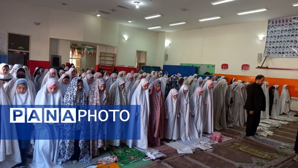 برگزاری نماز جماعت در دبستان زیور کاظمی شهرستان تفرش