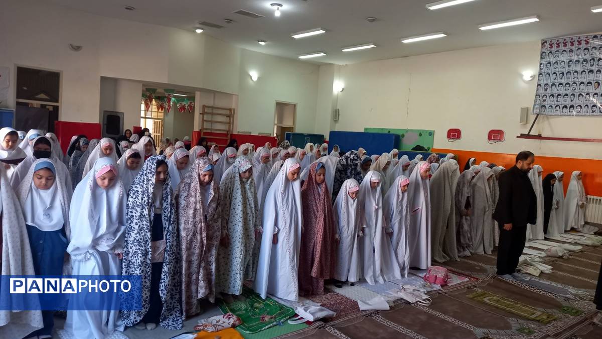 برگزاری نماز جماعت در دبستان زیور کاظمی شهرستان تفرش