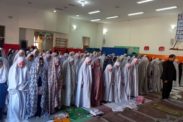 برگزاری نماز جماعت در دبستان زیور کاظمی شهرستان تفرش