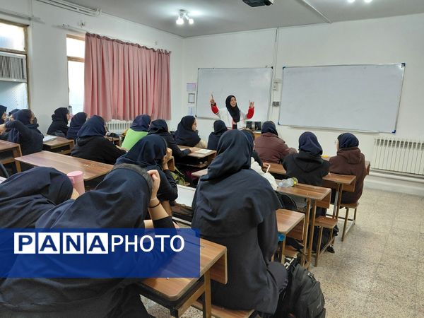 دوره‌های آموزشی مقابله با زلزله در دبیرستان علی افشارنژاد