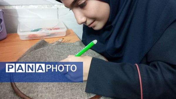 برگزاری کارگاه گلدوزی دانش‌آموزان پایه ششم دبستان لاله‌های انقلاب ناحیه 3 کرج 