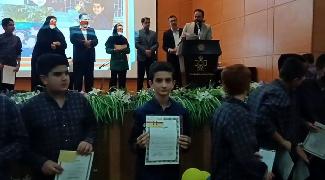تقدیر از دانش‌آموزان برتر دبیرستان شهید صالحی شیراز 