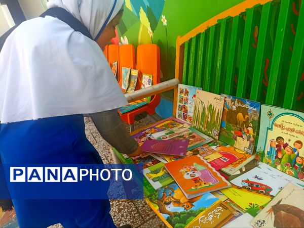 نمایشگاه کتاب به مناسبت هفته کتاب و کتابخوانی در دبستان کبری سرشته