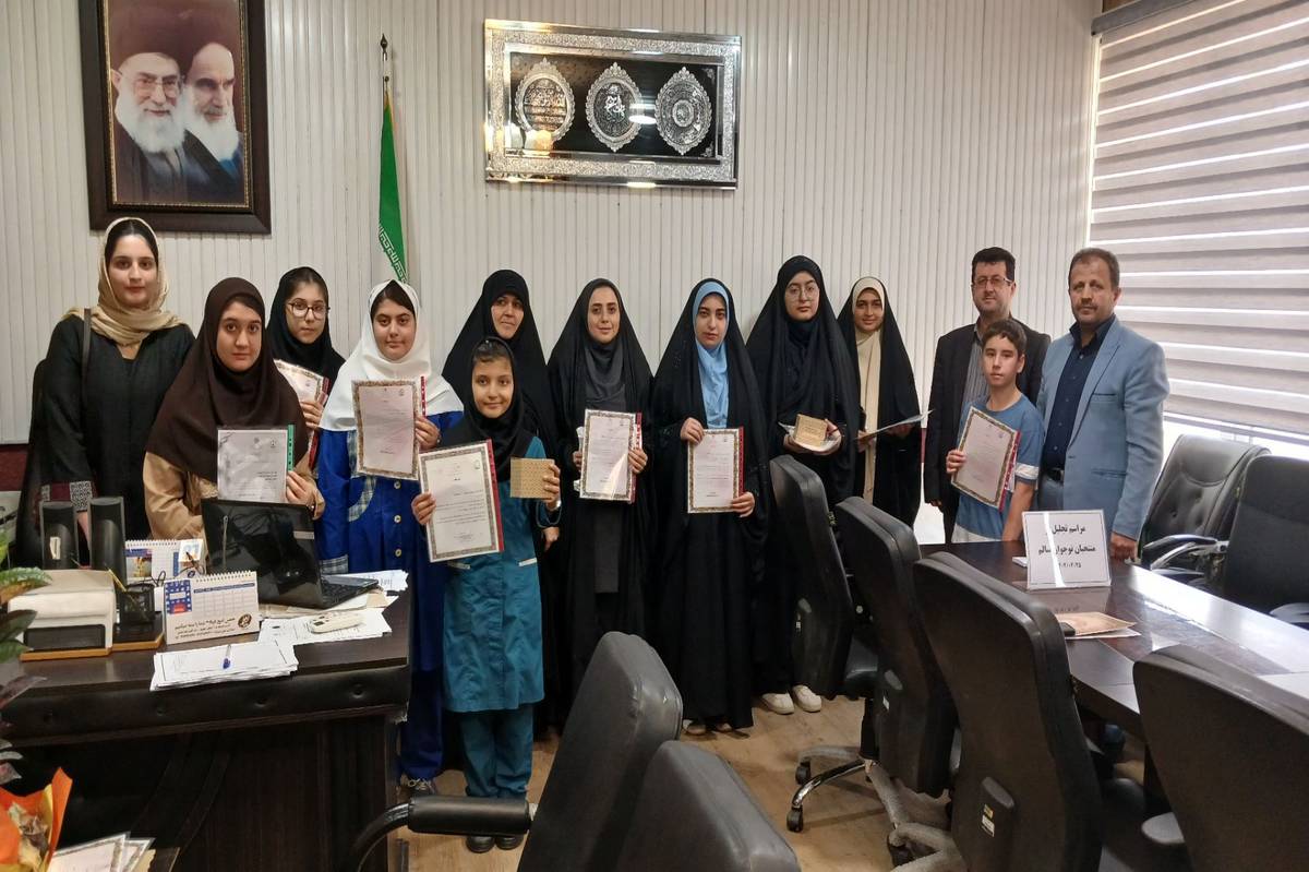 تجلیل از دانشآموزان رتبهآور کشوری و استانی در صومعهسرا