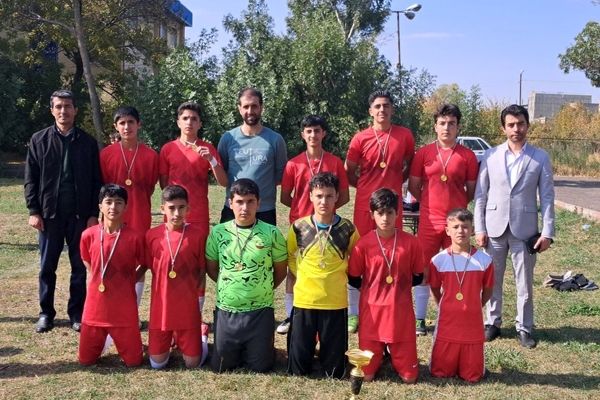 تیم مینی‌فوتبال دبیرستان فردوسی سراب قهرمان مسابقات مدارس شد