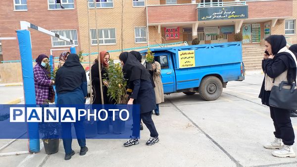 دوستی با طبیعت و شور و حال دانش‌آموزان دبیرستان فرزانگان استعداد درخشان ملارد