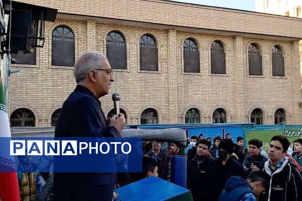 نواختن زنگ هفته بسیج در دبیرستان عرفان