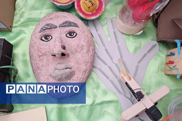 نمایشگاه دست سازه‌های علوم و آزمایشگاه در دبیرستان پویش 