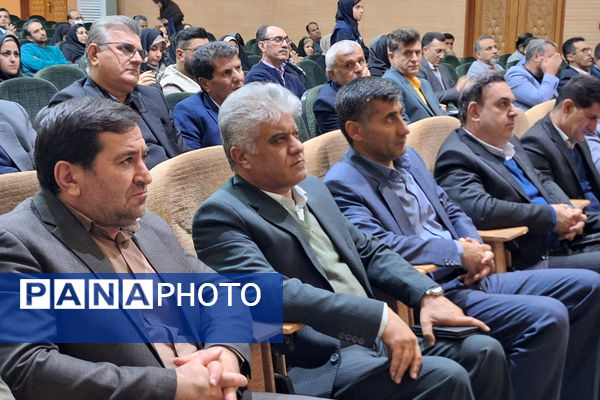 آیین تقدیر از انجمن‌های اولیا و مربیان برتر و تبیین فرآیند انتخابات شورای انجمن اولیا و مربیان ناحیه یک شیراز 