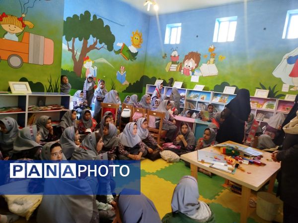 بازدید دانش‌آموزان دبستان ثنایی نوخندان از کتابخانه میرنیا 