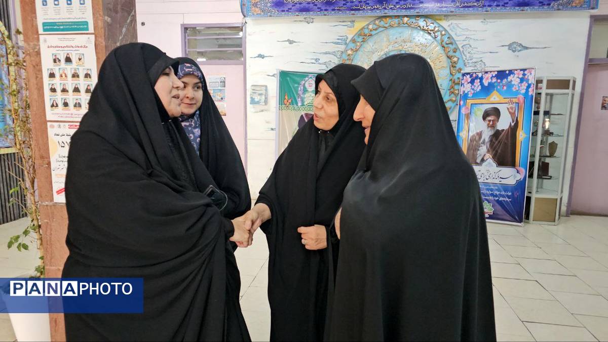 آیین گرامیداشت روز دانش‌آموز با حضور مسئولان منطقه ۱۳ در دبیرستان طلیعه شاهد