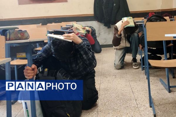 اجرای مانور زلزله با حضور مسئولان در مدرسه استاد مطهری رباط‌کریم