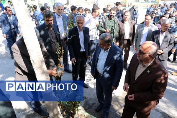 آیین بازگشایی مدارس و نواختن زنگ مهر ایثار و شهادت در ناحیه ۶ مشهد 