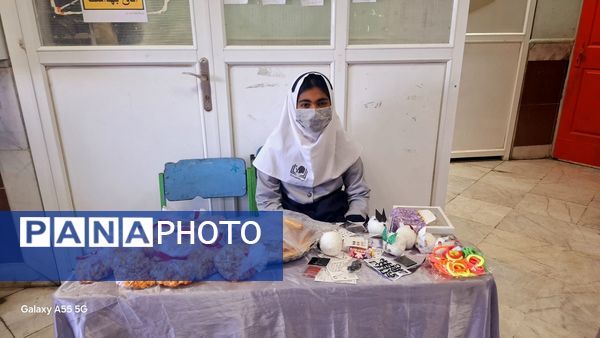  بازارچه آثار دانش آموزان پایه ششم مدرسه فاطمه الزهرا(س) به مناسبت هفته «ماها»