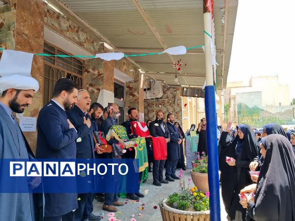 پرچم گردانی حرم مطهر امام رضا (ع) در دبیرستان دخترانه خدیجه کبری (س) ناحیه۴ اصفهان