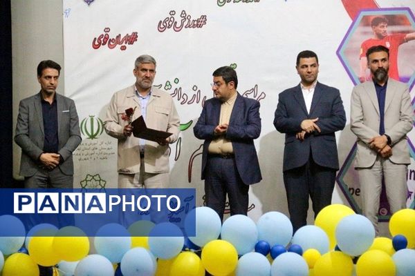 مراسم تجلیل از دانش‌آموزان و فرهنگیان مقام آور مسابقات جهانی، آسیایی و کشوری در فرهنگسرای ولا ناحیه 2 شهرری 
