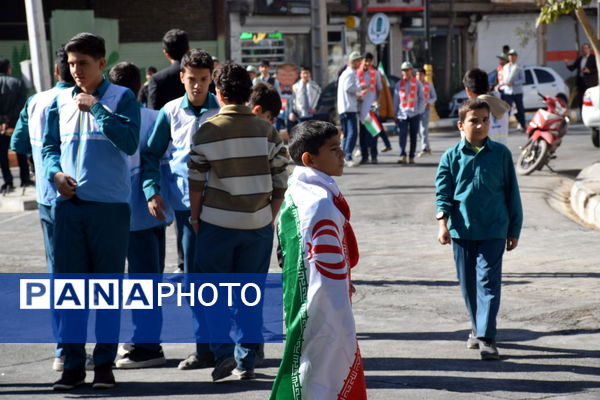حماسه حضور نوجوانان تربت‌حیدریه در روز دانش‌آموز