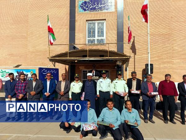 تقدیر مدیر دبیرستان رئیس زاده از پرسنل نیروی انتظامی خلیل آباد