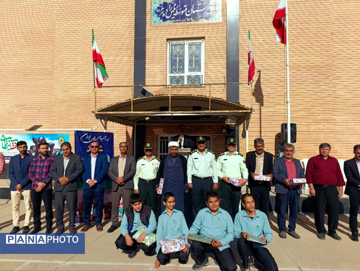 تقدیر مدیر دبیرستان رئیس زاده از پرسنل نیروی انتظامی خلیل آباد