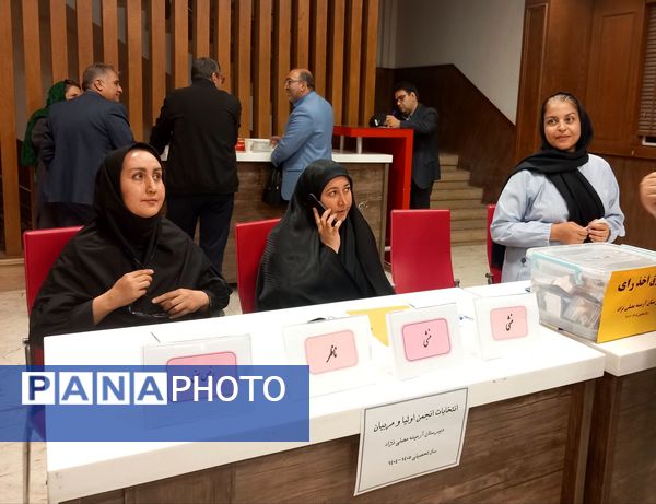 اولین مجمع عمومی انجمن اولیا ومربیان دبیرستان آرمینه مصلی نژاد ناحیه ۶