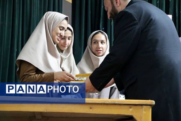 ۴۰۰ نفر از دختران پیشتاز بندرخمیر، پرچم امام مهربانی را به آغوش کشیدند