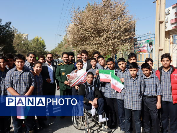 حضور افتخارآفرین دانش آموزان میبدی در تجمع یوم الله سیزده آبان 