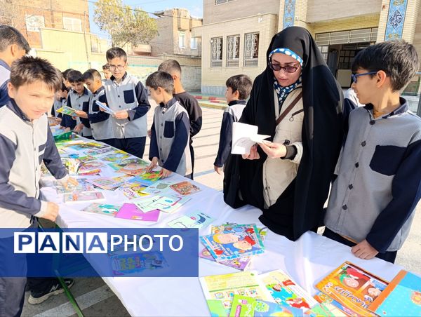برگزاری نمایشگاه کتاب در دبستان معلم دو آشخانه 