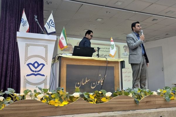 خبرنگار باید در جنگ روایت ها قسمت درست روایت بایستد