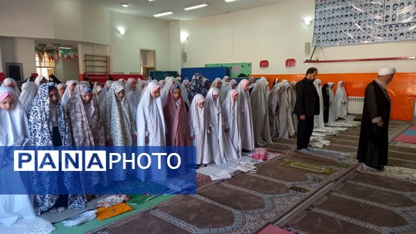 برگزاری نماز جماعت در دبستان زیور کاظمی شهرستان تفرش