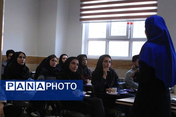  کارگاه دانش‌افزایی زبان انگیلیسی در دبیرستان‌ولایت بهارستان‌دو