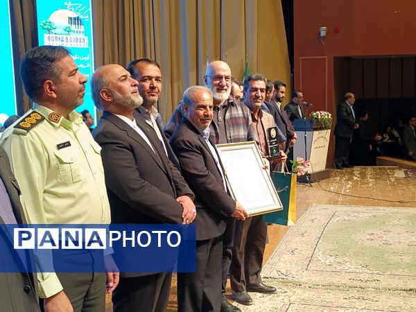 آیین بزرگداشت مردان نامدار با حضور چهره‌های فرهنگی و هنری در فرهنگسرای شهرکرد 