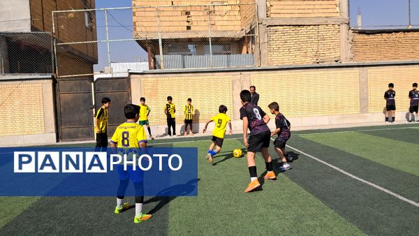 افزایش شور و نشاط دانش‌آموزان با افتتاح زمین چمن جدید دبستان امید و نوید فارسان