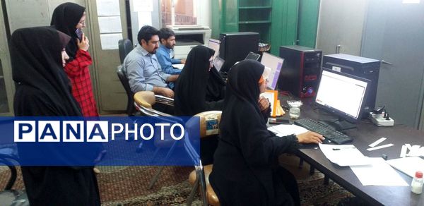 تصحیح اوراق آزمون‌های نهایی در آموزش و پرورش ناحیه یک مشهد مقدس