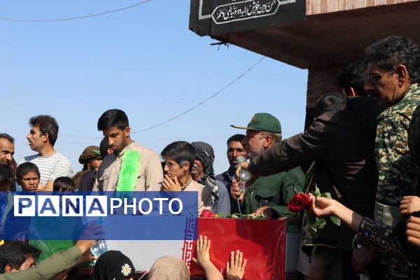 تشییع پیکر شهید گمنام در قلعه‌گنج همراه با حضور گسترده مردم