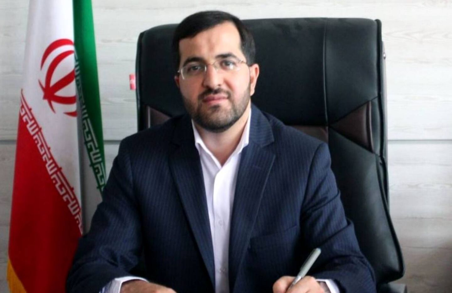 آموزش بدون پرورش، ذهن را بی‌ثمر و روح را بی‌جان می‌کند.
