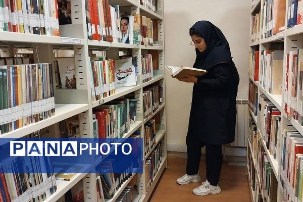 بازدید دانش‌آموزان از کتابخانه فرهنگسرای قلم در بهارستان‌دو