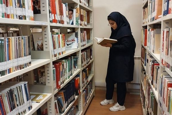 بازدید دانش‌آموزان از کتابخانه فرهنگسرای قلم در بهارستان‌دو