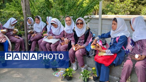 بازدید دانش‌آموزان مدرسه ایران از فضای سبز شهرداری ملارد به مناسبت روز زمین پاک
