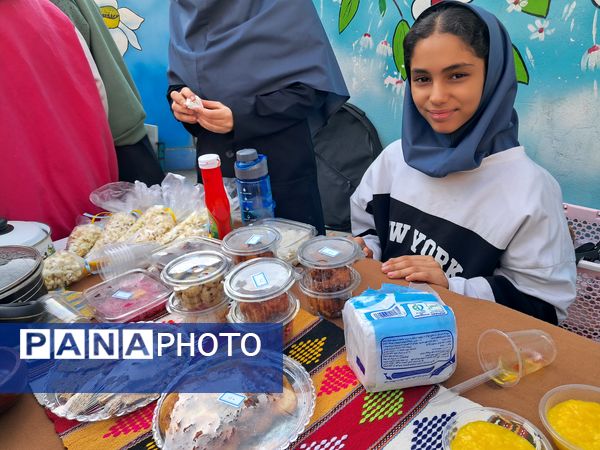 بازارچه دست‌ساخته‌های دانش‌آموزی در دبیرستان بهار آزادی قائمشهر