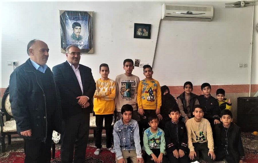 دیدار جمعی از دانش‌آموزان مدرسه محمدی کاشانی قم با مادر شهید «علی باقری»