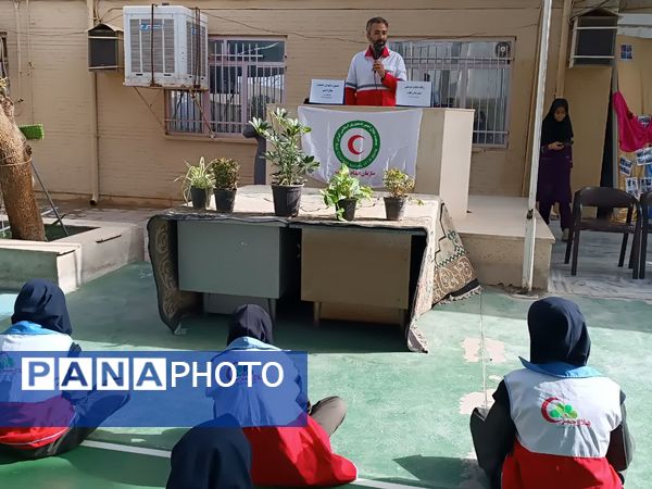 هلال‌احمر، همراه دانش‌آموزان دبیرستان عفت در مراسم صلح و دوستی