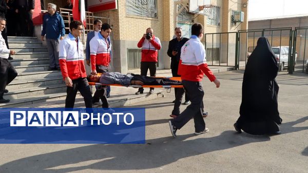برگزاری مانور متمرکز استانی زلزله و ایمنی همزمان با سراسر کشور در مدرسه نیکان ناحیه 2 کرج 