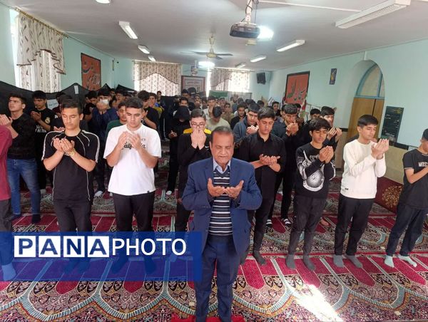 مراسم سالگرد شهادت حضرت فاطمه‌ زهرا (س) در مدرسه پس از اقامه نماز جماعت