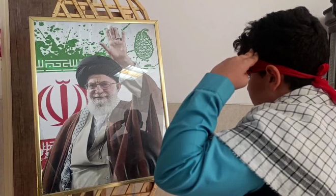 ادای احترام دهه نودی‌های میبد به مقام معظم رهبری