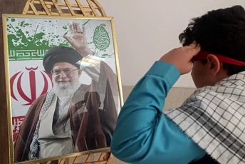 ادای احترام دهه نودی‌های میبد به مقام معظم رهبری
