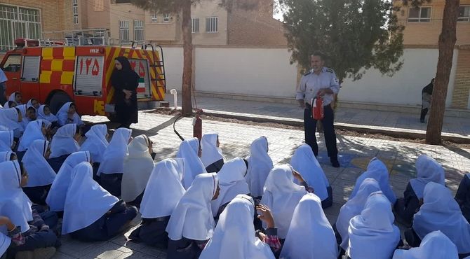 حضور آتش نشان در مدرسه ۱۵ خرداد شهرستان زارچ